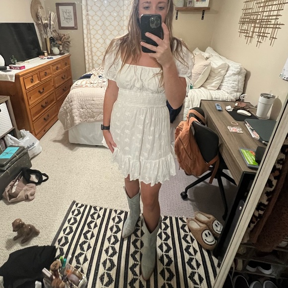 Lace white dress with open back - Picture 2 of 3